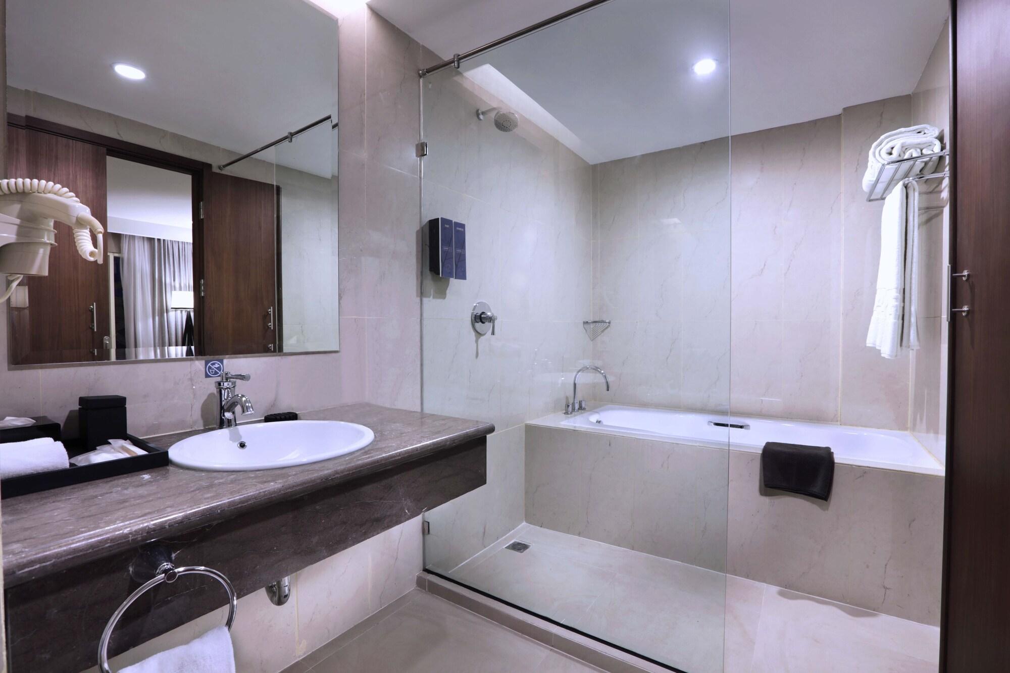 Harper Perintis By Aston Hotel Макасар Екстериор снимка