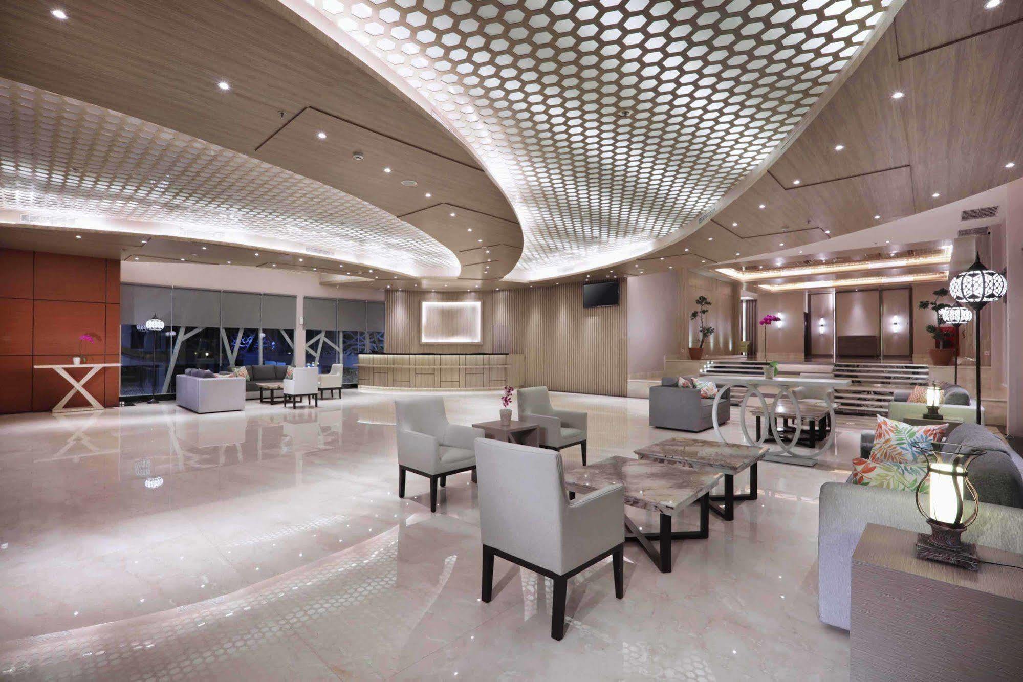 Harper Perintis By Aston Hotel Макасар Екстериор снимка