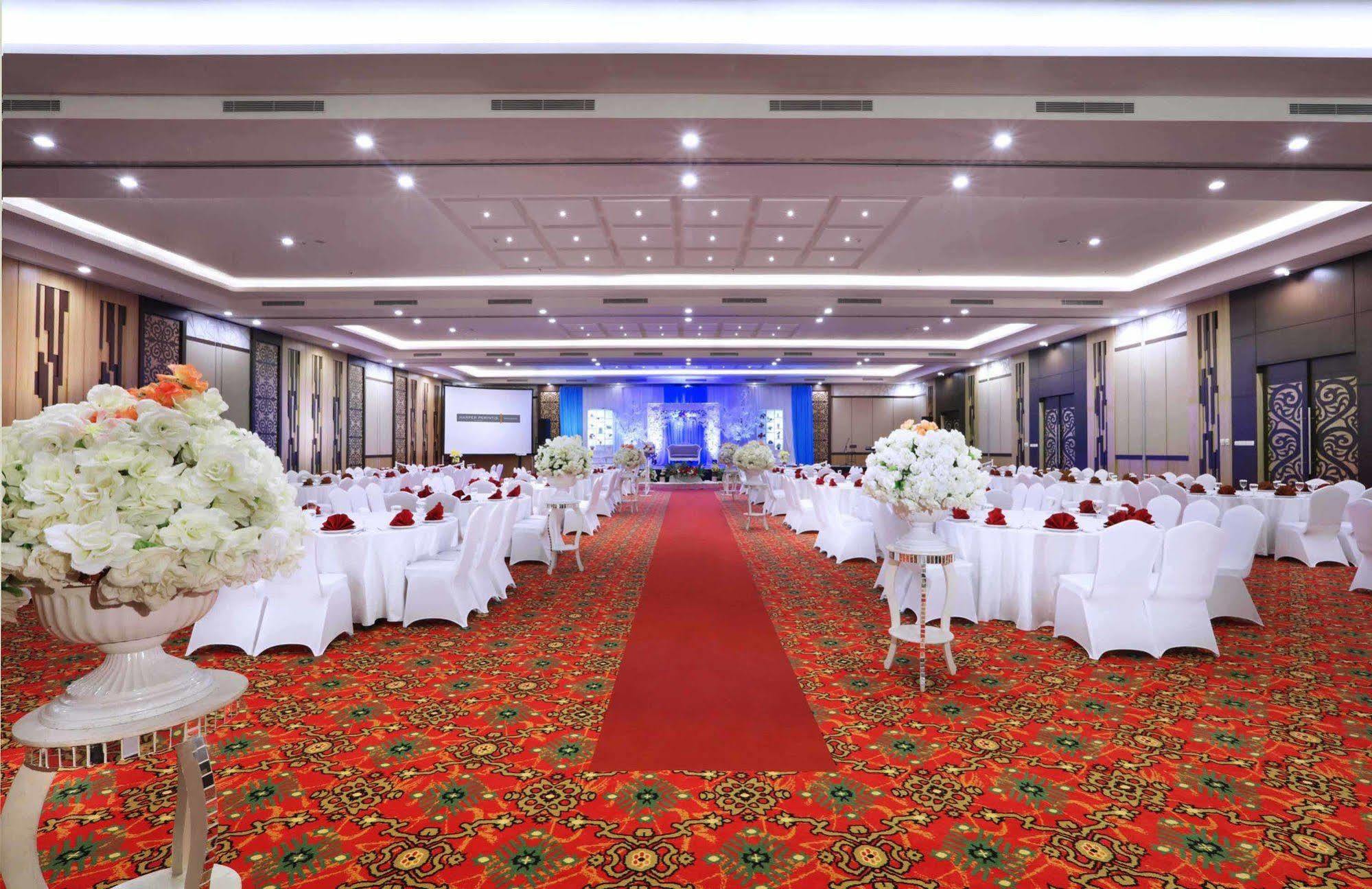 Harper Perintis By Aston Hotel Макасар Екстериор снимка
