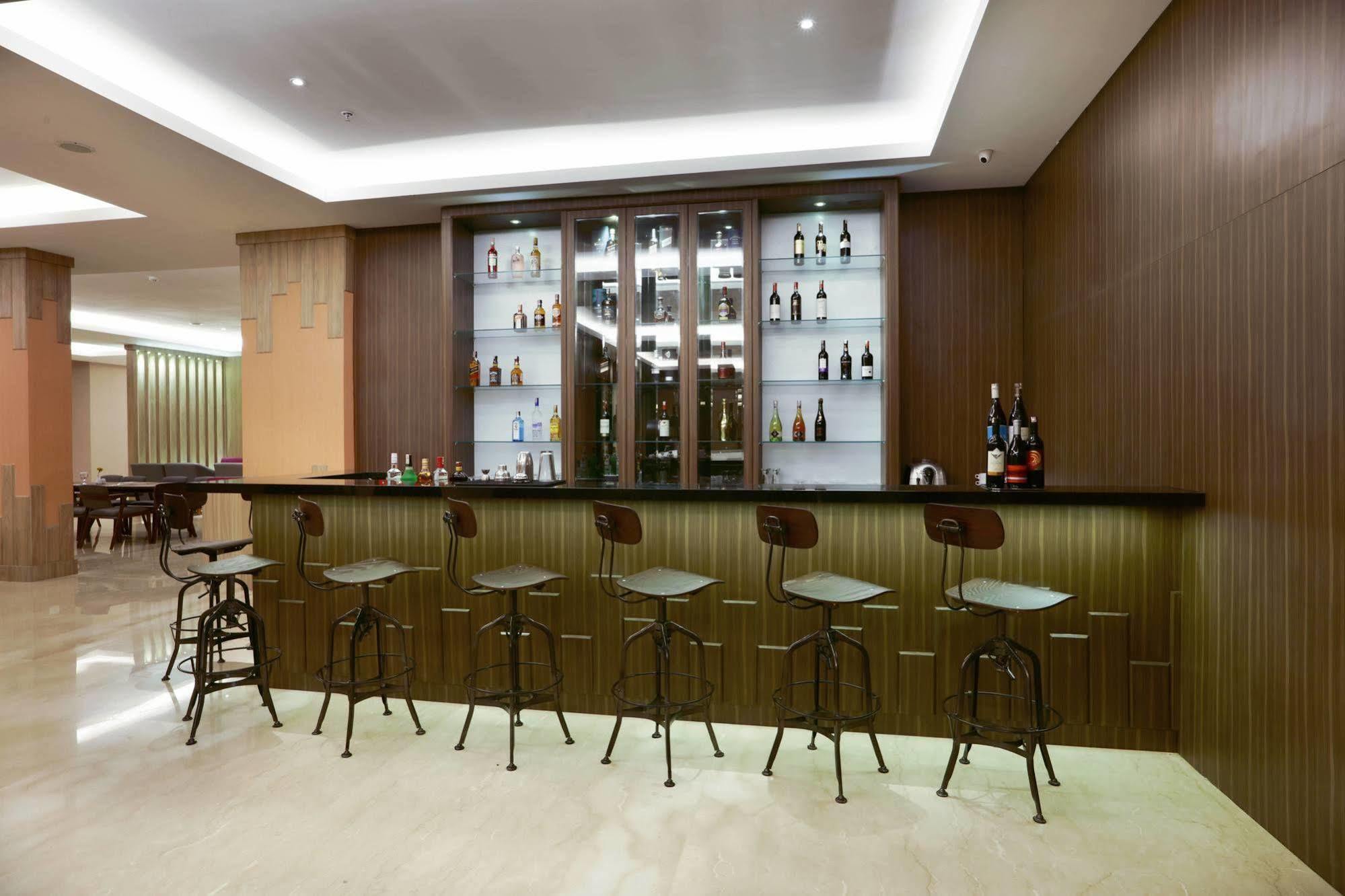 Harper Perintis By Aston Hotel Макасар Екстериор снимка
