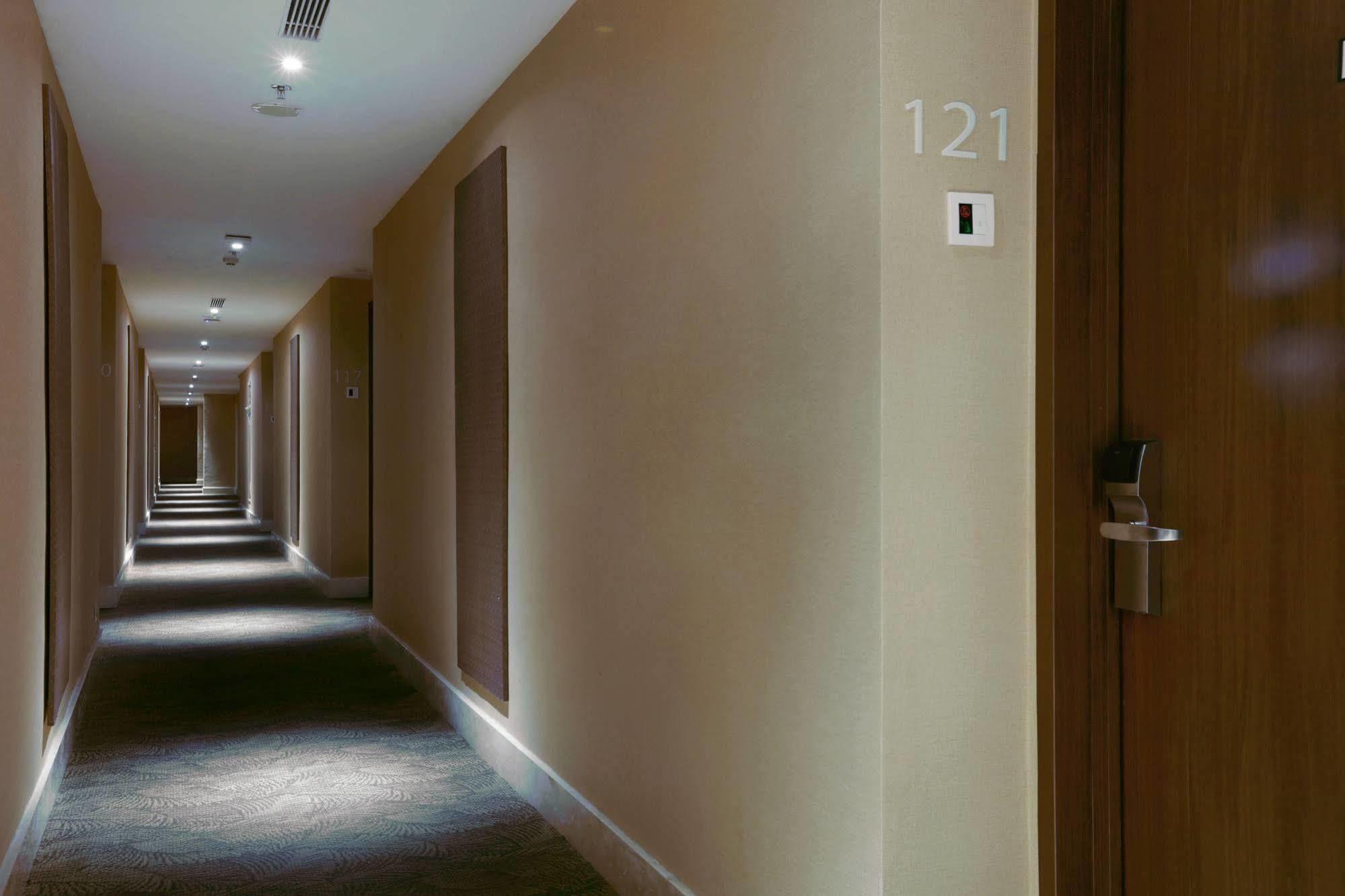 Harper Perintis By Aston Hotel Макасар Екстериор снимка