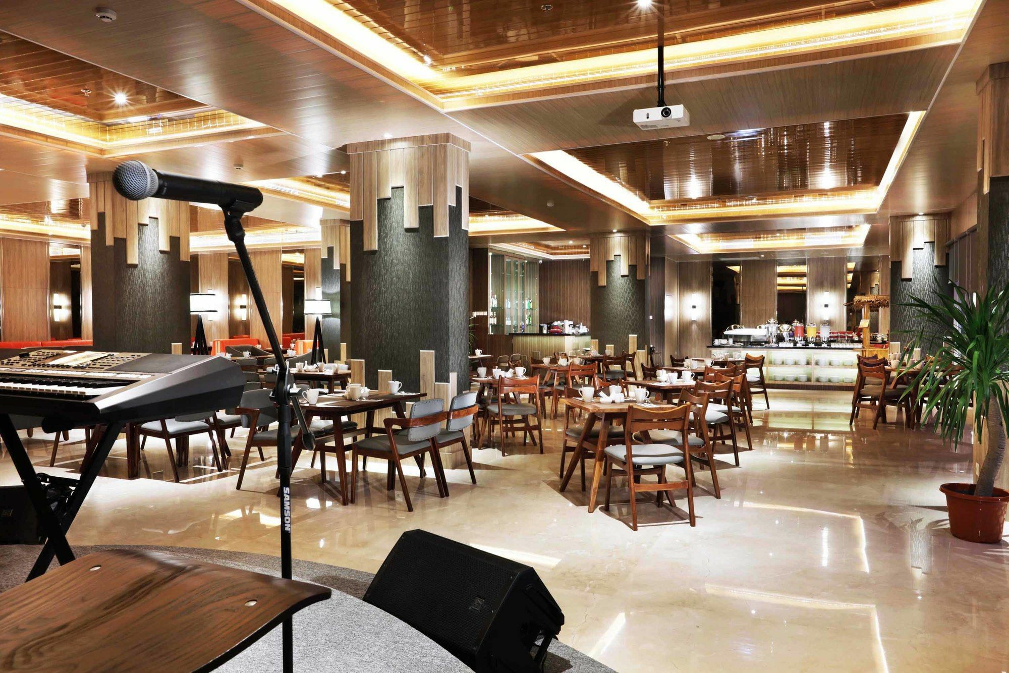 Harper Perintis By Aston Hotel Макасар Екстериор снимка